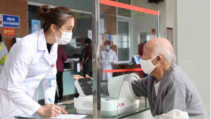 Người cao tuổi khám bệnh tại một cơ sở y tế.