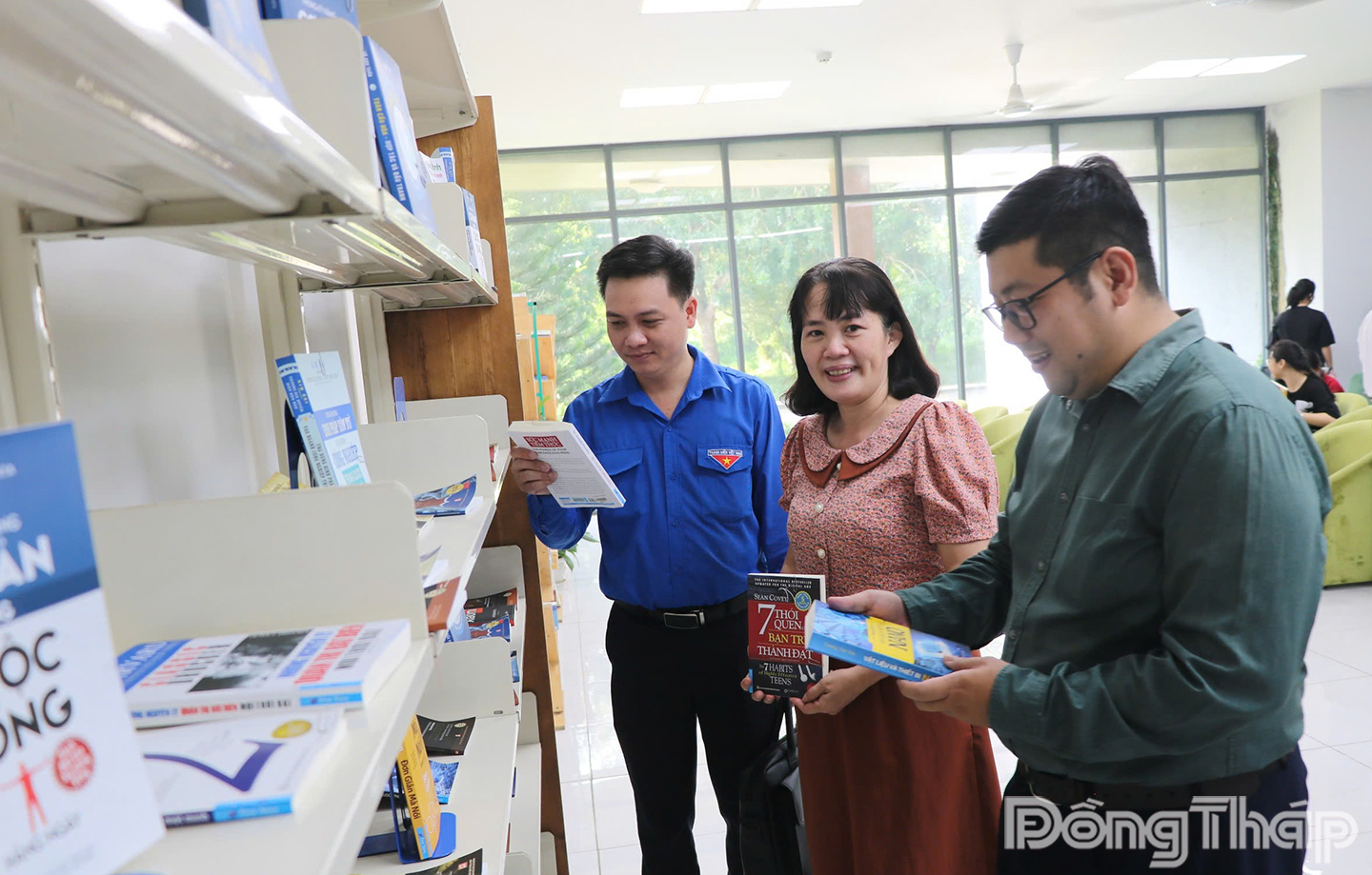 Đại biểu tham quan sách tại Không gian đọc sách cùng Xích Lô tại Thư viện Trường Đại học Tiền Giang.