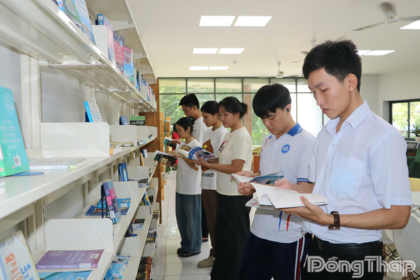 Sinh viên tham gia trải nghiệm đọc sách tại Không gian đọc sách cùng Xích Lô.
