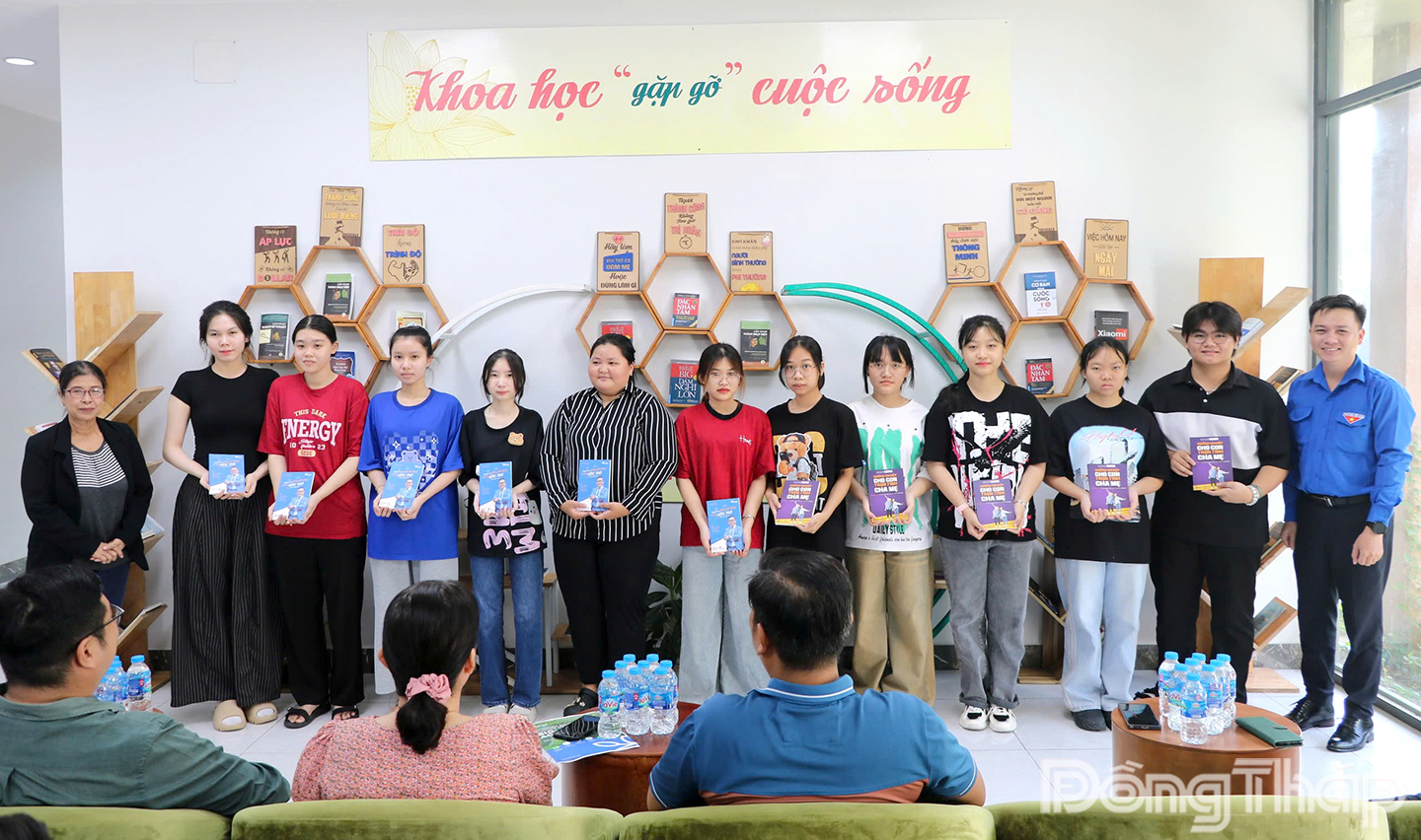 Sinh viên Trường Đại học Tiền Giang nhận sách do Dự án “Đọc sách cùng Xích Lô” trao tặng.