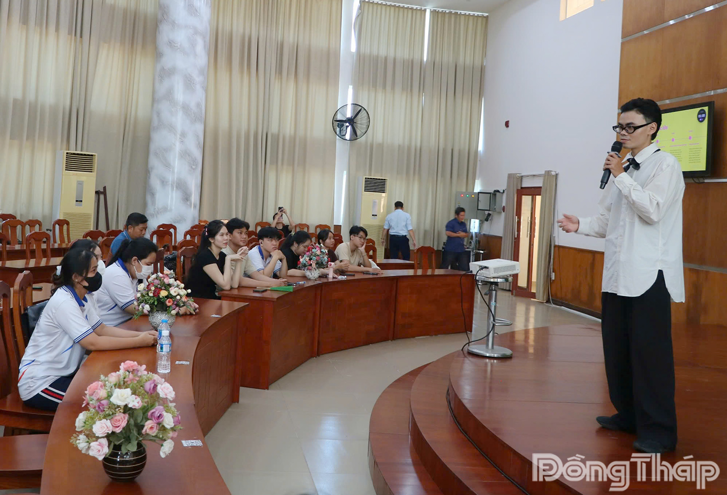 Sinh viên Trường Đại học Tiền Giang tham gia buổi tập huấn hướng dẫn kỹ năng chụp ảnh tại Trại huấn luyện “Gen xanh Đồng Tháp - Kỹ năng số tiếp thị nông sản địa phương.