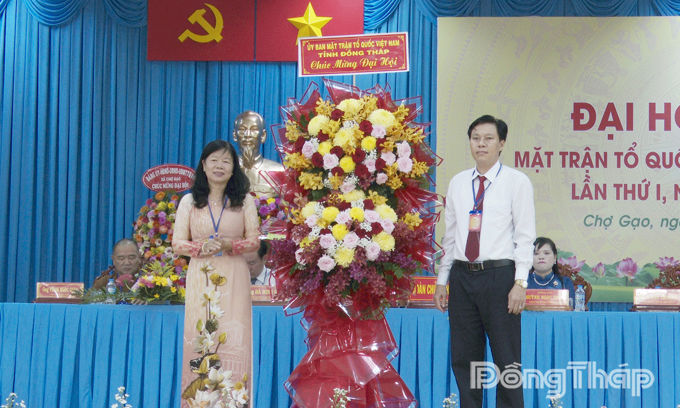 Đồng chí Huỳnh Thị Tuyết Vui, Tỉnh ủy viên, Phó Chủ tịch Ủy ban MTTQ Việt Nam tỉnh Đồng Tháp, Chủ tịch Liên đoàn lao động tỉnh tặg hoa chúc mừng Đại hội.