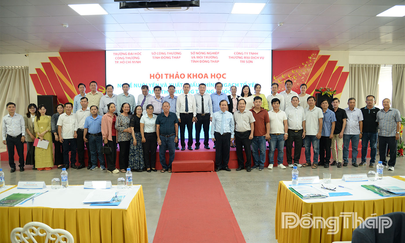 Các đại biểu chụp ảnh lưu niệm tại hội thảo.