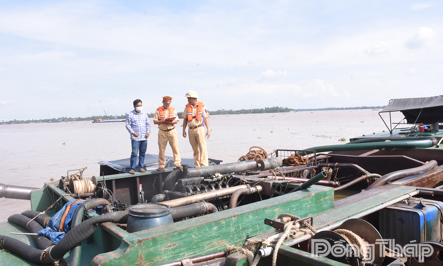 Các phương tiện có gắn thiết bị bơm, hút cát bị lực lượng Công an tạm giữ