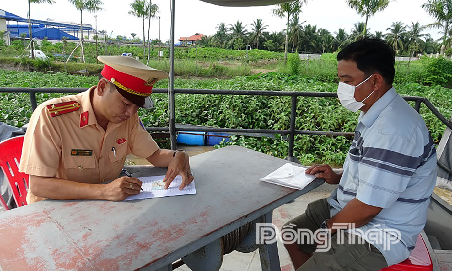 Lập biên bản chủ phương tiện vi phạm có gắn thiết bị bơm, hút cát