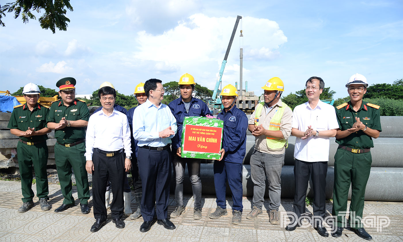 Phó Thủ tướng Chính phủ Mai Văn Chính tặng quà cho công nhân thi công Dự án Thiết chế Công đoàn tại phường Trung An.