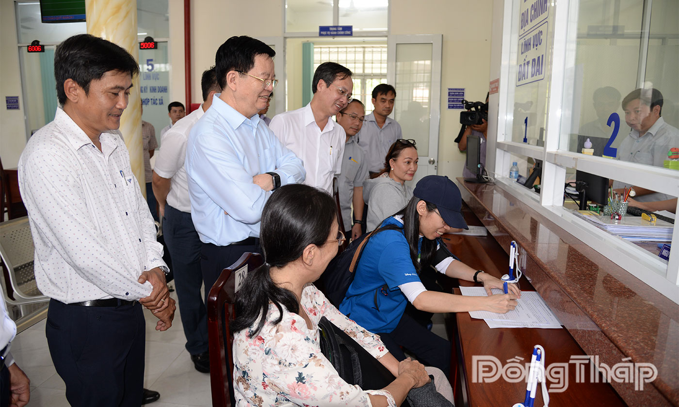 Phó Thủ tướng Chính phủ Mai Văn Chính kiểm tra tại Trung tâm Phục vụ hành chính công phường Đạo Thạnh.