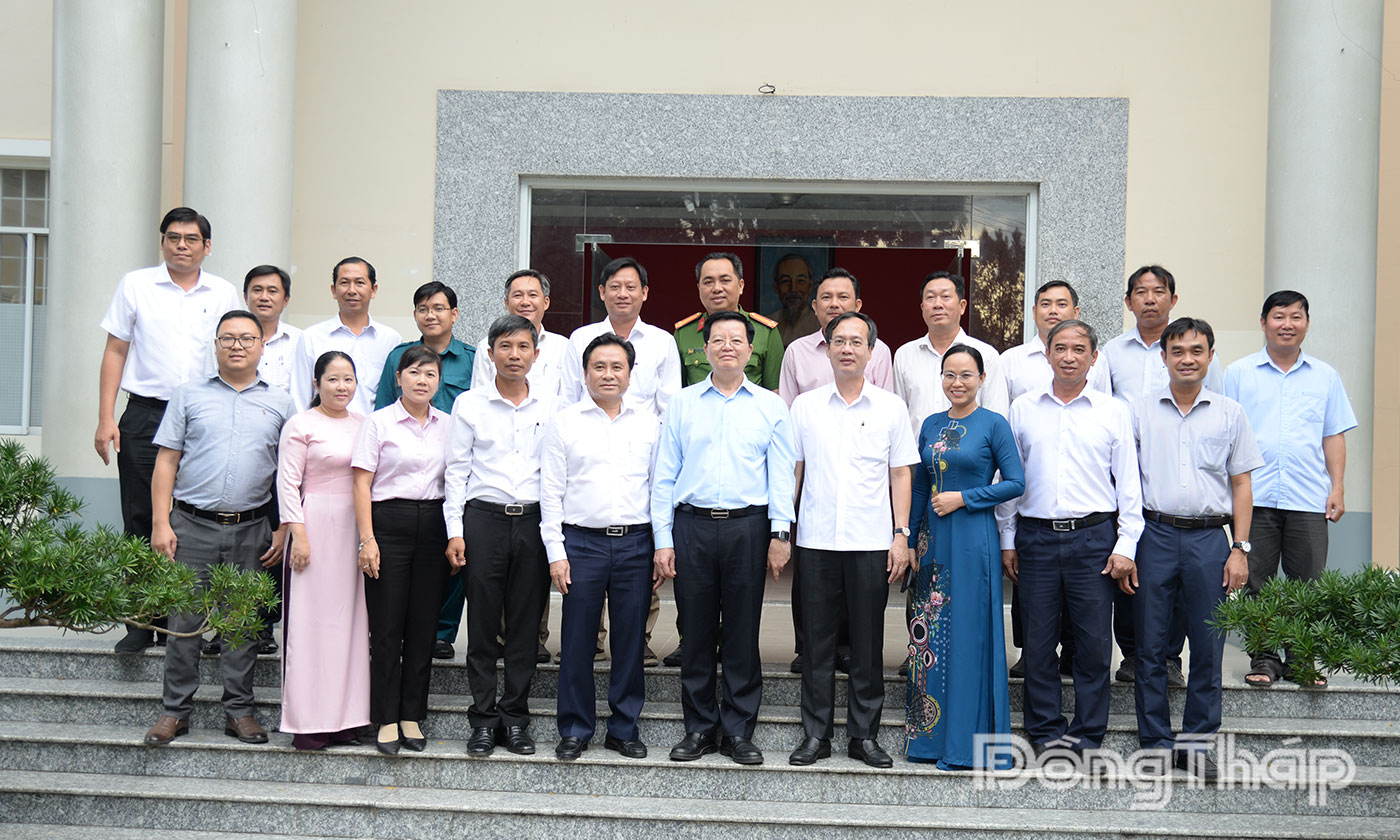 Phó Thủ tướng Chính phủ Mai Văn Chính chụp ảnh lưu niệm cùng lãnh đạo tỉnh và phường Đạo Thạnh.