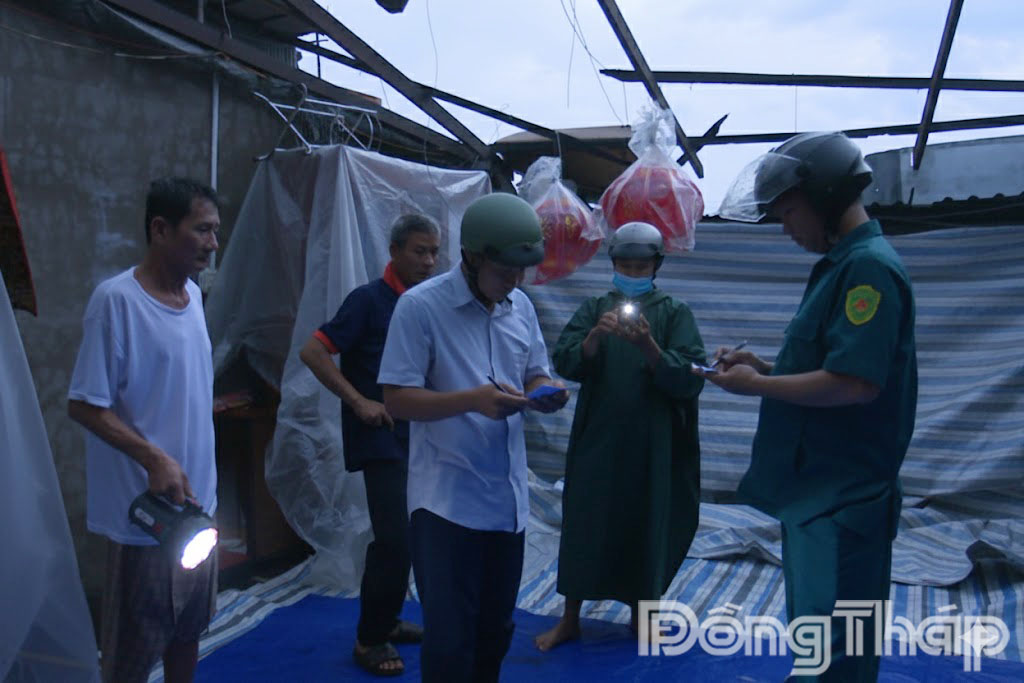 Hiện trường một căn nhà bị tốc mái