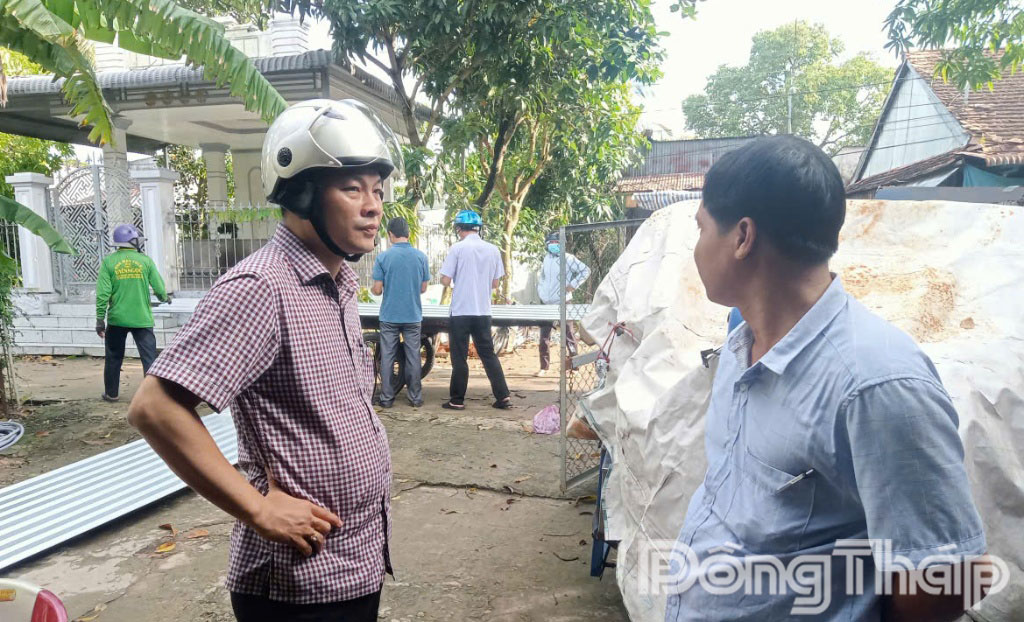 Phó Chủ tịch UBND xã Nguyễn Văn Công thăm hỏi, động viên các gia đình bị ảnh hưởng