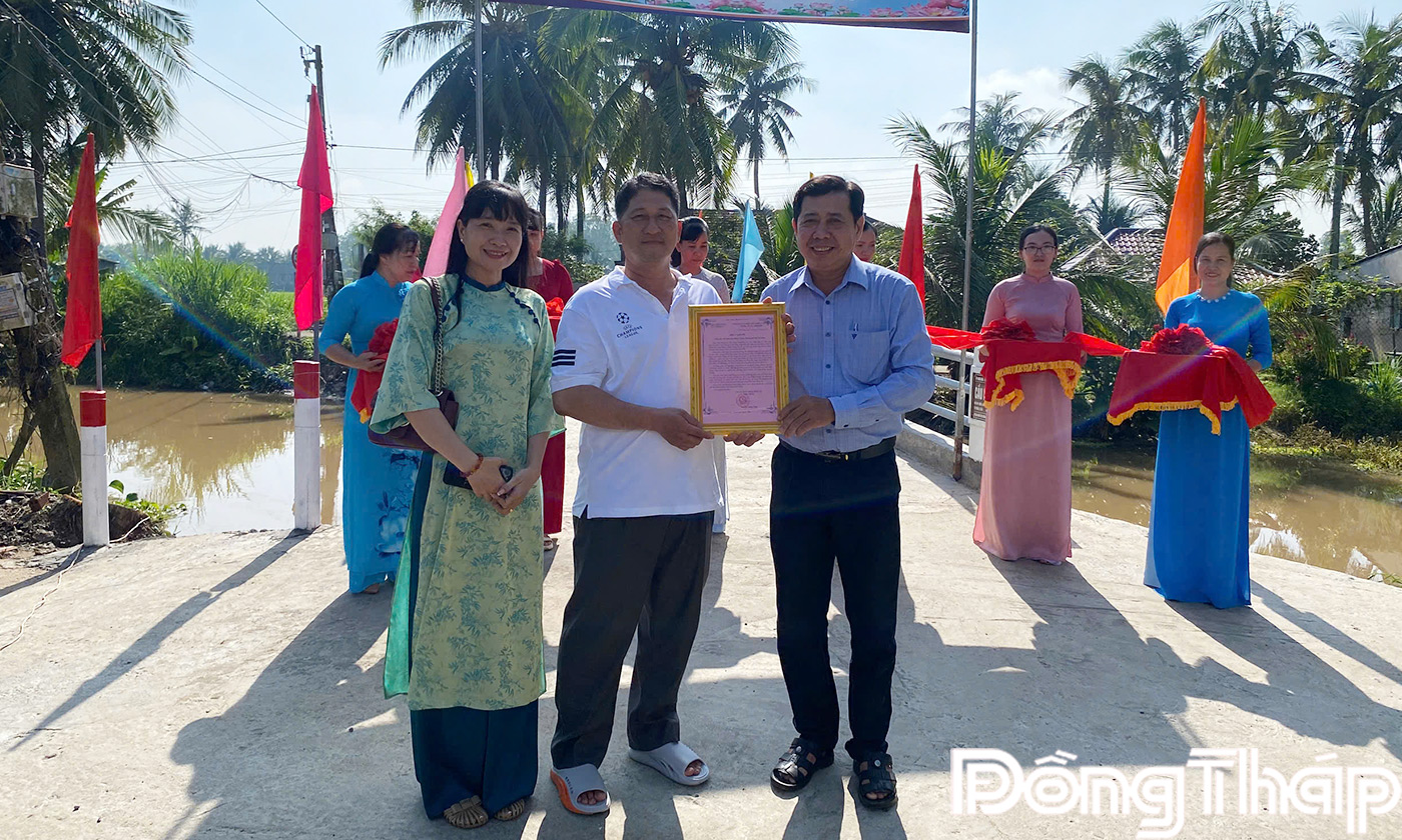 lãnh đạo UBND xã Vĩnh Hựu đã trao thư cảm ơn tri ân sự quan tâm đóng góp ủng hộ kinh phí xây dựng cầu giao thông nông thôn của nhà tài trợ 