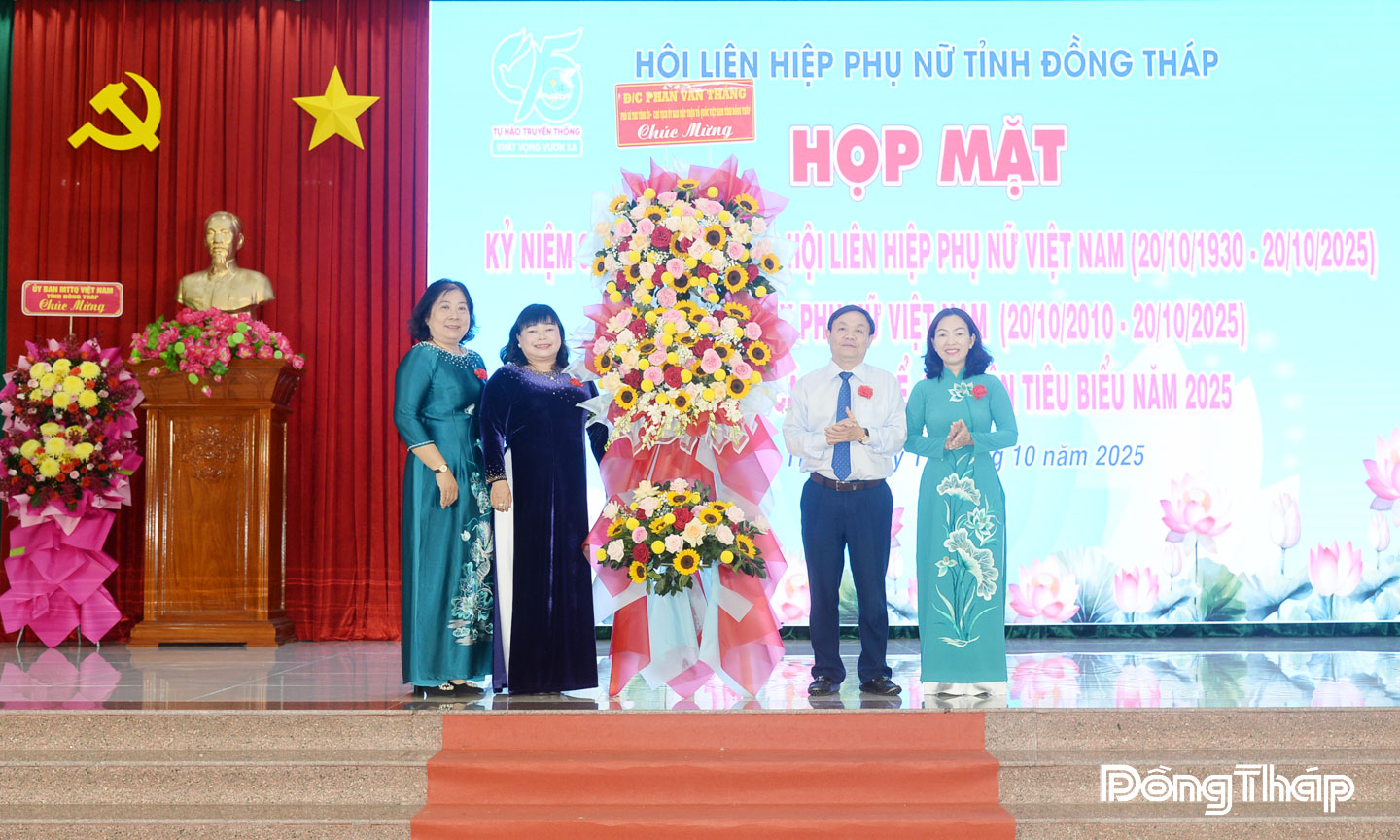 Phó Bí thư Tỉnh ủy, Chủ tịch Ủy ban Mặt trận Tổ quốc Việt Nam tỉnh Đồng Tháp Phan Văn Thắng tặng hoa chúc mừng kỷ niệm 95 năm thành lập Hội Liên hiệp Phụ nữ Việt Nam.