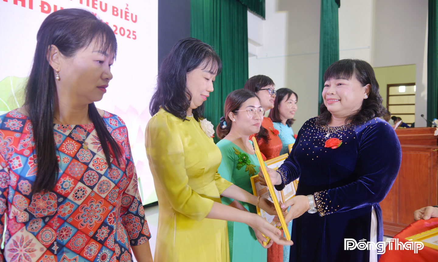 Chủ tịch Hội Liên hiệp Phụ nữ tỉnh Thái Ngọc Bảo Trâm trao Bằng khen cho các tập thể, cá nhân có thành tích trong công tác Hội và phong trào phụ nữ.