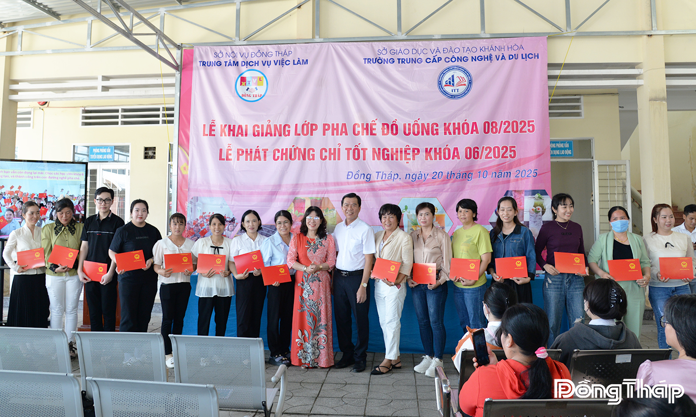Trao chứng chỉ tốt nghiệp lớp pha chế đồ uống khóa 06, năm 2025 cho 48 học viên hoàn thành khóa học