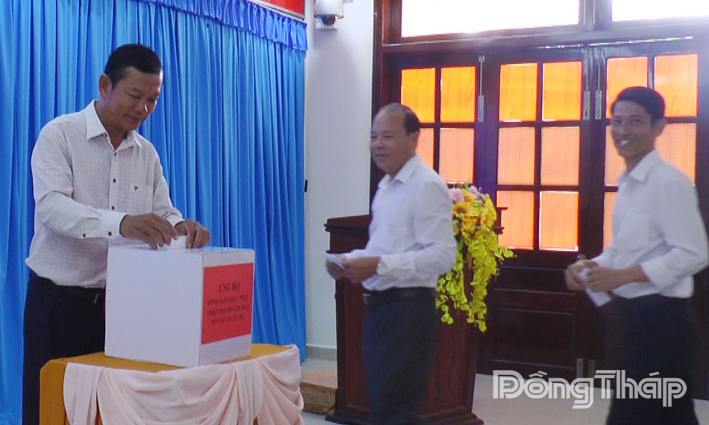 Lãnh đạo xã Tân Phú Đông đóng góp tiền ủng hộ đồng bào khắc phục thiệt hại do cơn bão số 9, số 10 gây ra.