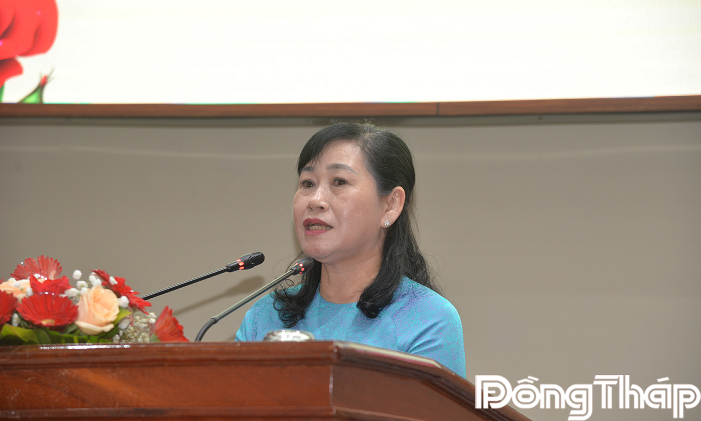 Đồng chí Châu Thị Mỹ Phương phát biểu tại buổi họp mặt