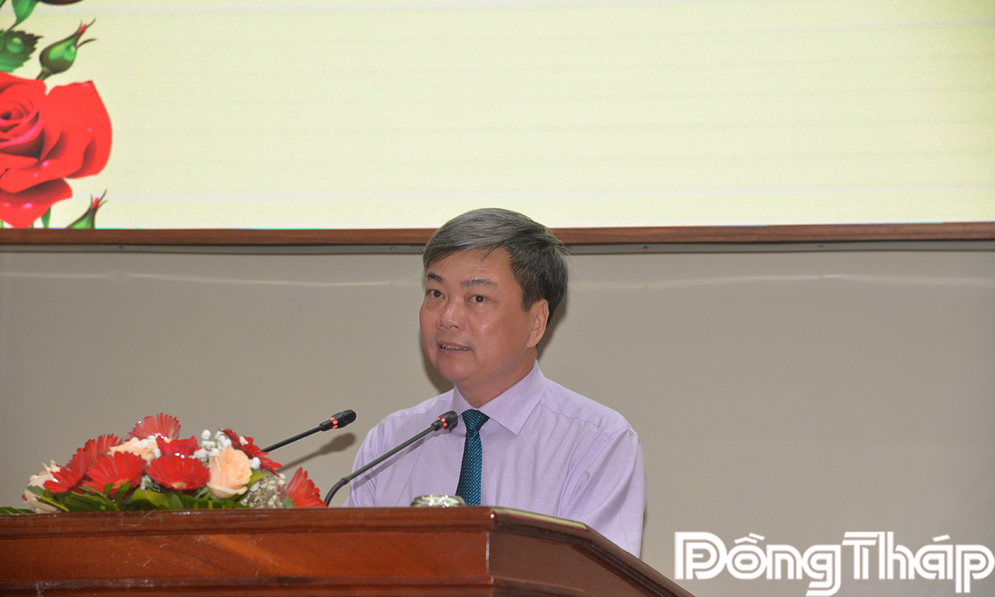 đồng chí Phạm Văn Chuẩn, Ủy viên Ban Thường vụ Tỉnh ủy, Phó Chủ tịch Thường trực Hội đồng nhân dân tỉnh: Phát biểu chào mừng và ôn lại truyền thống Ngày Phụ nữ Việt Nam.