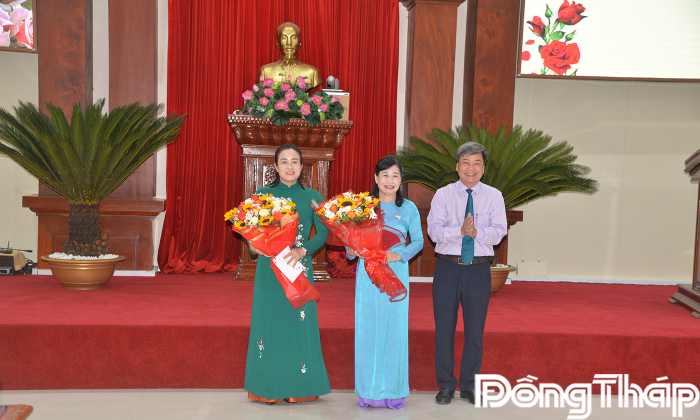 đồng chí Phạm Văn Chuẩn thay mặt Thường trực Hội đồng nhân dân tỉnh lên tặng haa cho 02 nữ lãnh đạo trong Thường trực Tỉnh ủy.