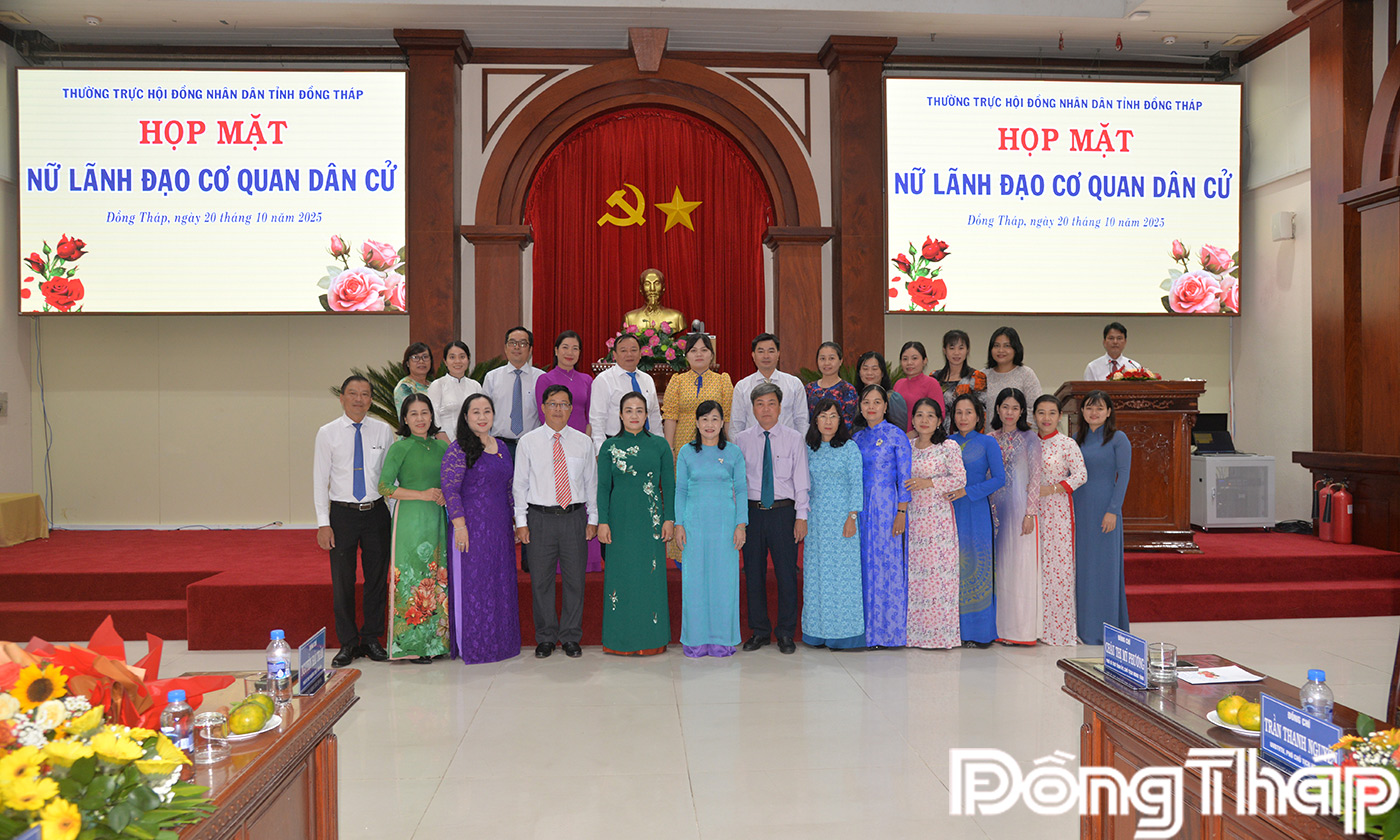 Chụp ảnh lưu niệm tại buổi họp mặt