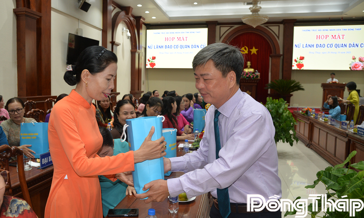 Lãnh đạo HĐND tỉnh tặng quà các nữ đại biểu
