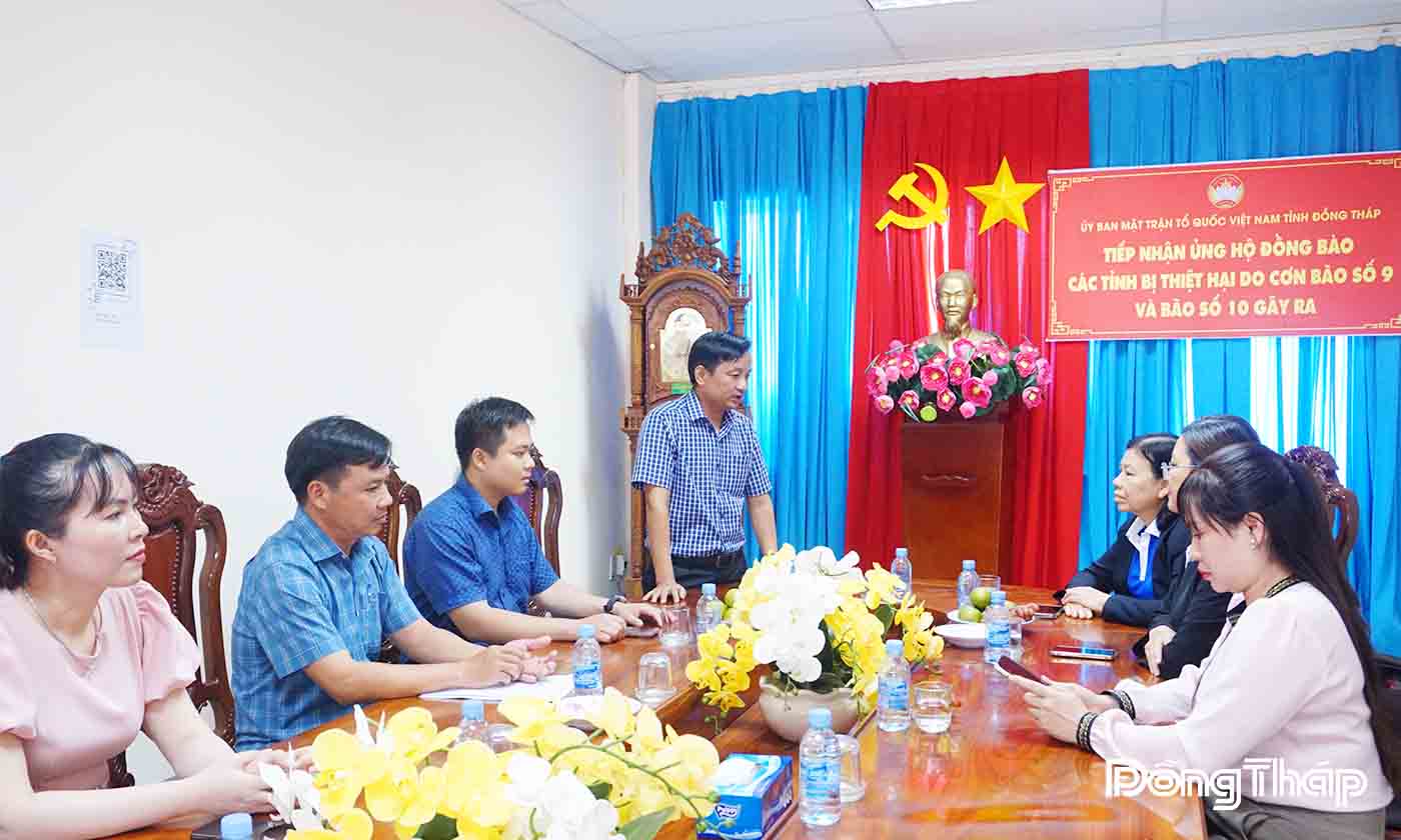 Ông Võ Chí Hữu, Phó Chủ tịch Ủy ban MTTQ tỉnh Đồng Tháp phát biểu tại buổi tiếp nhận.