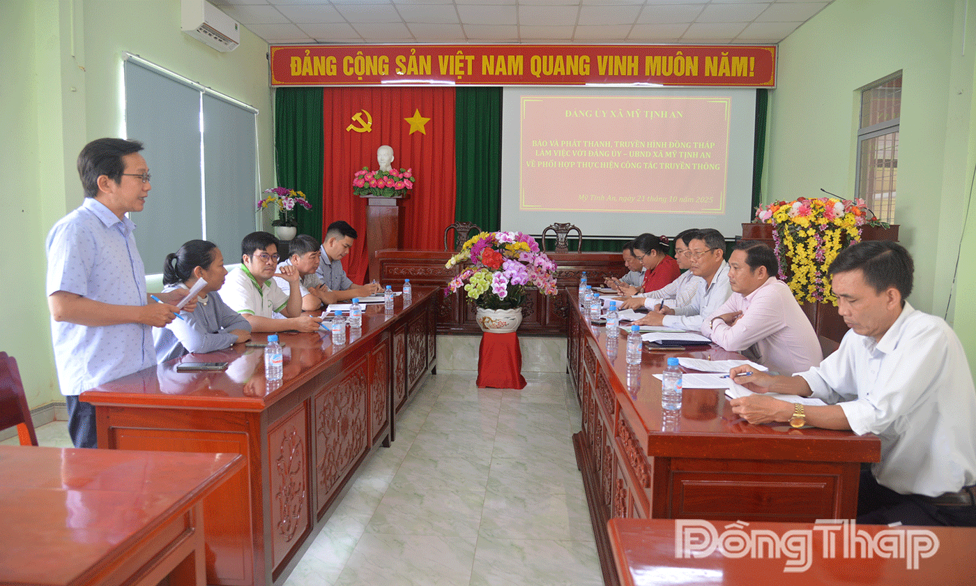 Đồng chí Nguyễn Trọng Tấn phát biểu tại buổi làm việc với xã Mỹ Tịnh An.