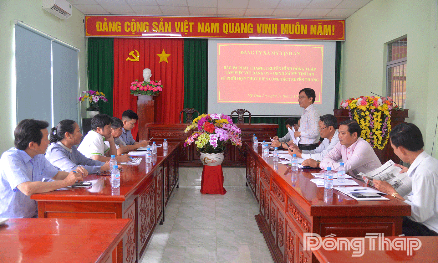 Đại diện lạnh đạo xã Mỹ Tịnh An thống nhất phối hợp tuyên truyền trên Báo và phát thanh, truyền hình Đồng Tháp.
