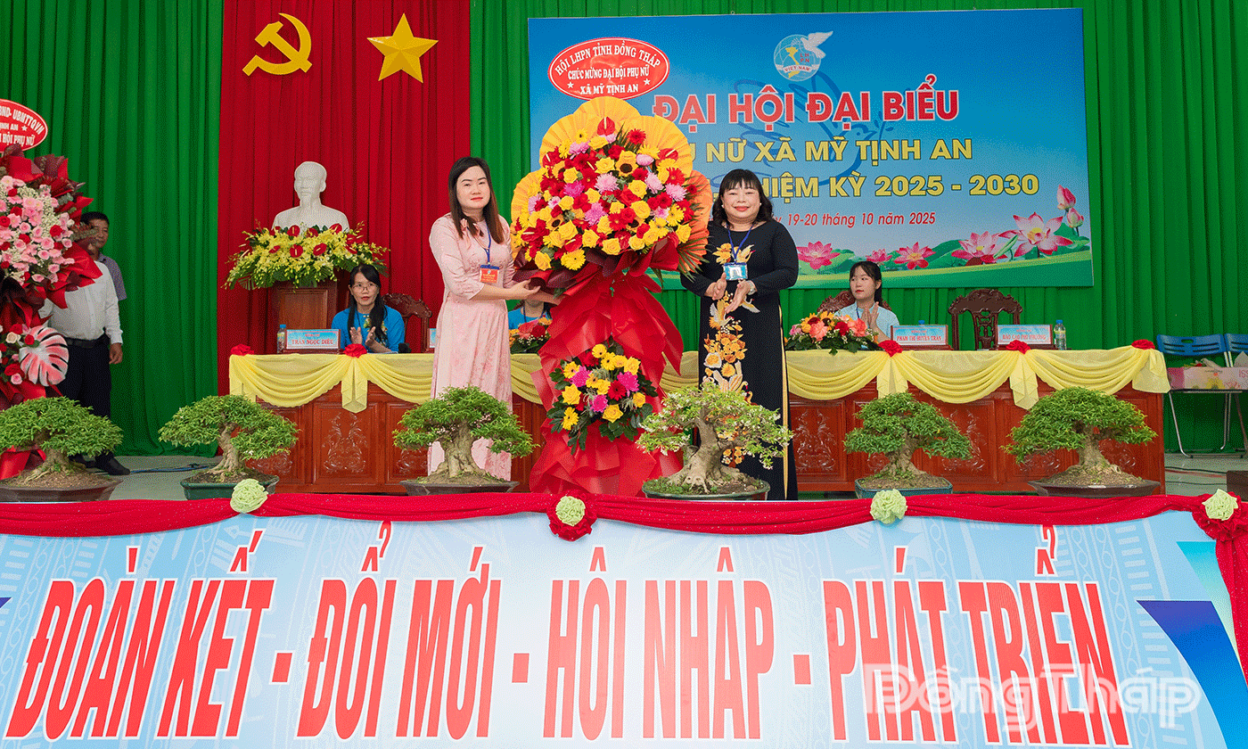 Đồng chí Thái Ngọc Bảo Trâm, Chủ tịch Hội LHPN tỉnh tặng hoa chúc mừng Đại hội.