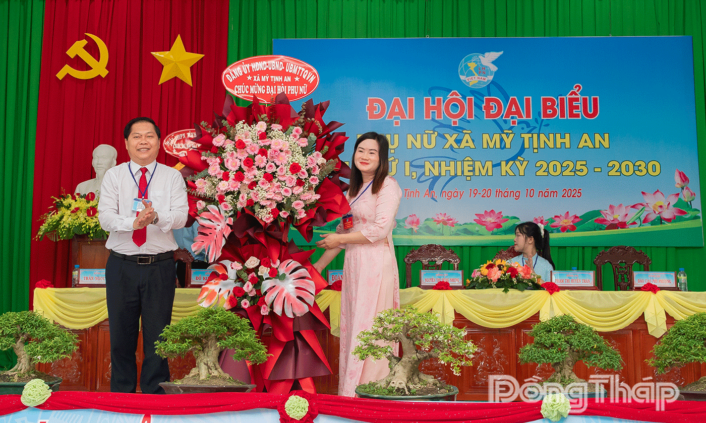 Đảng ủy xã tặng hoa chúc mừng Đại hội.