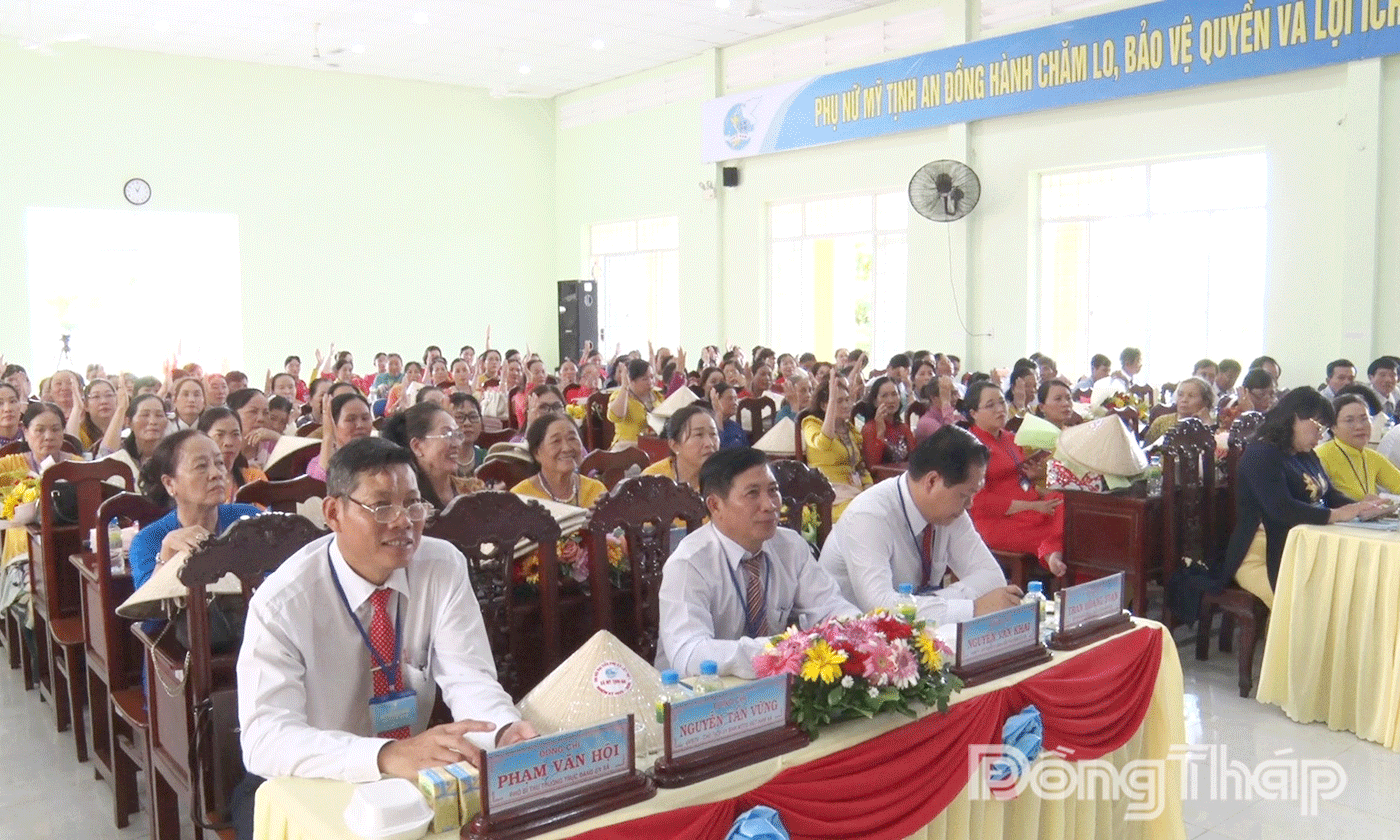 Đại biểu biểu quyết thông qua Nghị quyết Đại hội.