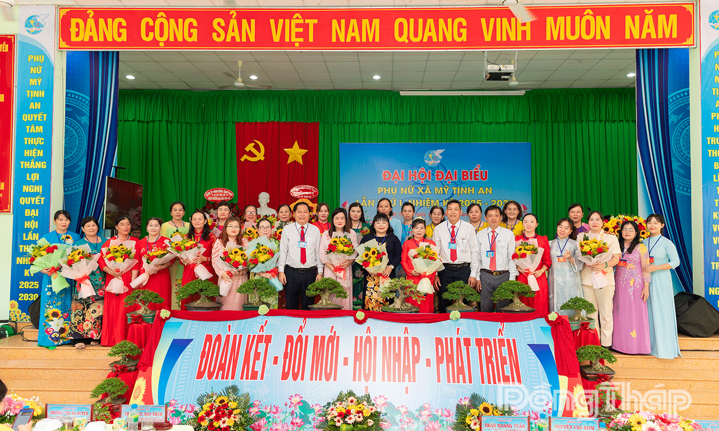 Lãnh đạo Hội LHPN tỉnh, địa phương tặng hoa chúc mừng BCH Hội LHPN xã Mỹ Tịnh An nhiệm kỳ mới.