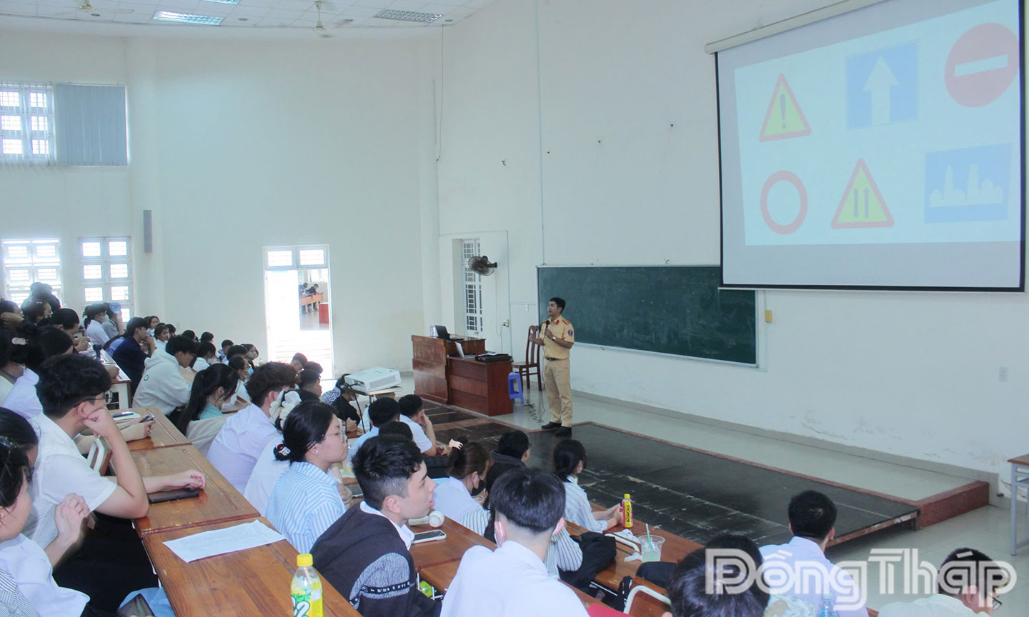 Tuyên truyền tại trường ĐH Tiền Giang.