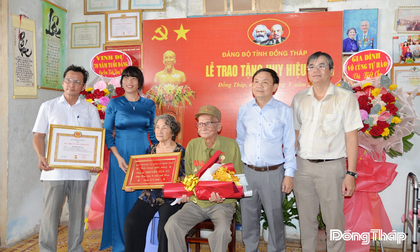 Lãnh đạo tỉnh Đồng Tháp trao tặng Huy hiệu 70 năm tuổi Đảng cho đồng chí Nguyễn Văn Cư. 