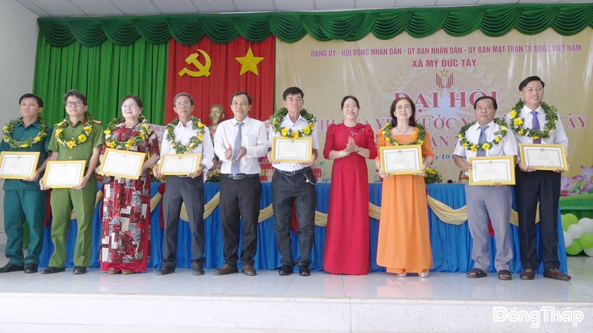 Đồng chí Phạm Thị Tại, Bí thư Đảng ủy xã Mỹ Đức Tây trao Giấy khen cho các cá nhân có thành tích trong phong trào thi đua yêu nước.