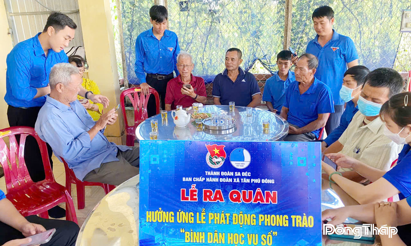 Đoàn thanh niên xã Tân Dương hỗ trợ người dân tham gia các mô hình chuyển đổi số. 