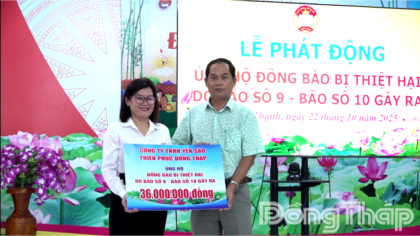 Ủy ban MTTQ Việt Nam xã Tân Thạnh tiếp nhận ủng hộ từ các công ty trên địa bàn