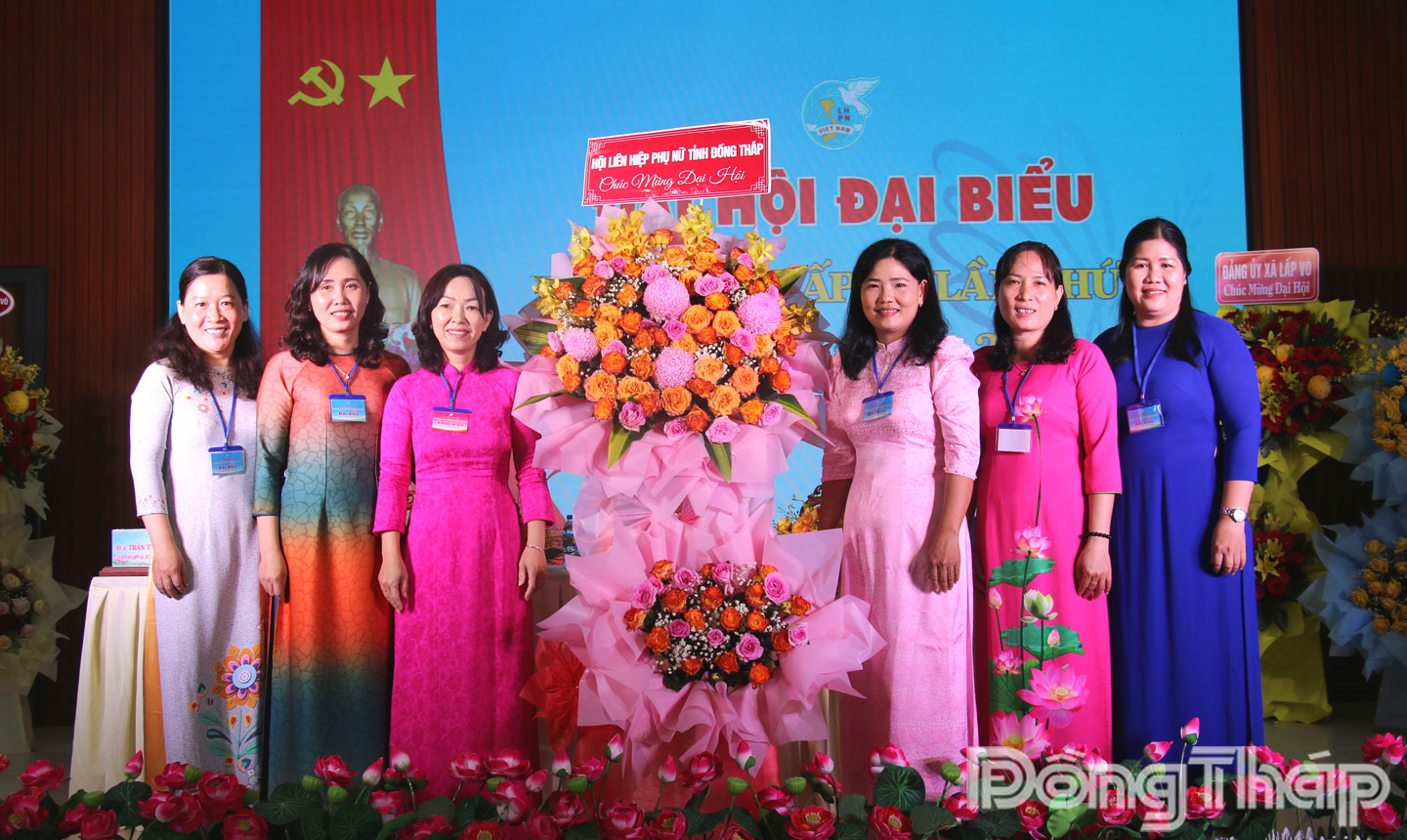 Đồng chí Nguyễn Thị Cúc, Phó Chủ tịch Thường trực Hội LHPN tỉnh Đồng Tháp tặng hoa chúc mừng đại hội.