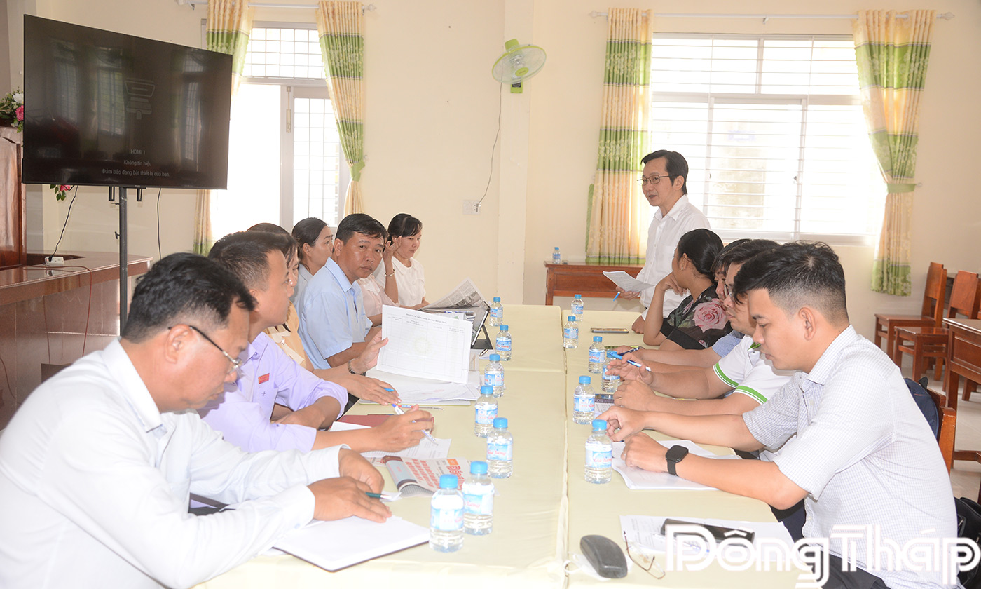 Đồng chí Nguyễn Trọng Tấn phát biểu tại buổi làm việc với xã Long Bình