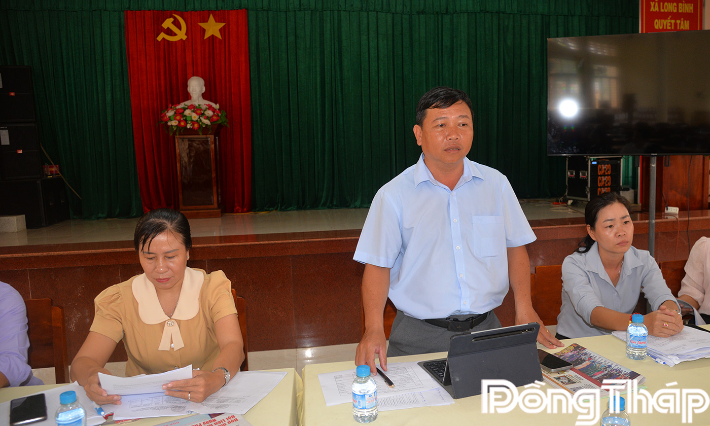 Đồng chí Võ Ngọc Tân, Bí thư Đảng ủy xã Long Bình phát biểu tại buổi làm việc với ĐoànBáo và phát thanh, truyền hình Đồng Tháp c 