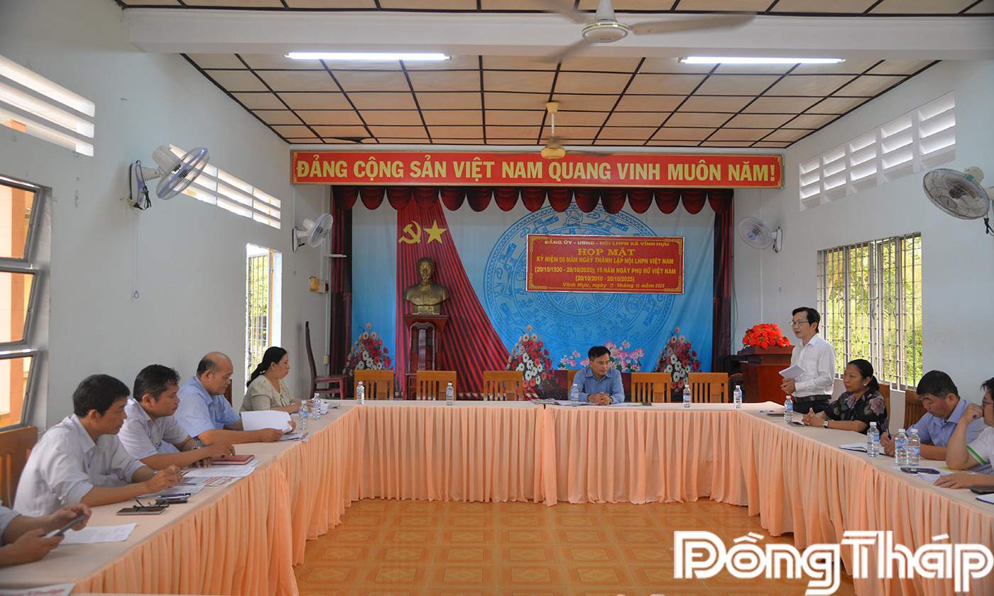 Đồng chí Nguyễn Trọng Tấn phát biểu tại buổi làm việc với lãnh đạo xã Vĩnh Hựu