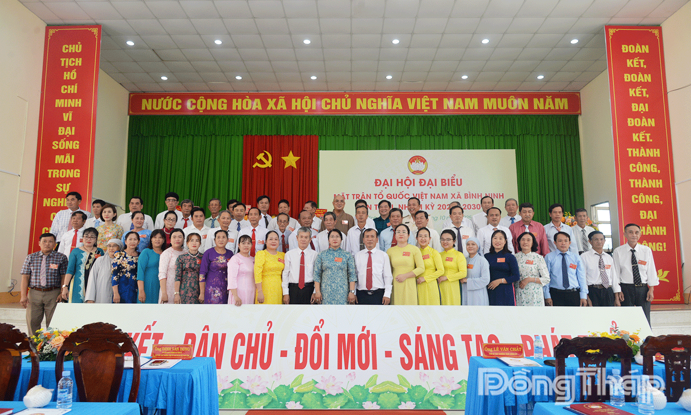 Đồng chí Đinh Văn Dũng, Ủy viên Ban Thường vụ Tỉnh ủy, Phó Chủ tịch thường trực Ủy ban MTTQ tỉnh chụp ảnh cùng ủy viên Ủy ban MTTQ xã Bình Ninh nhiệm kỳ 2025-2030.