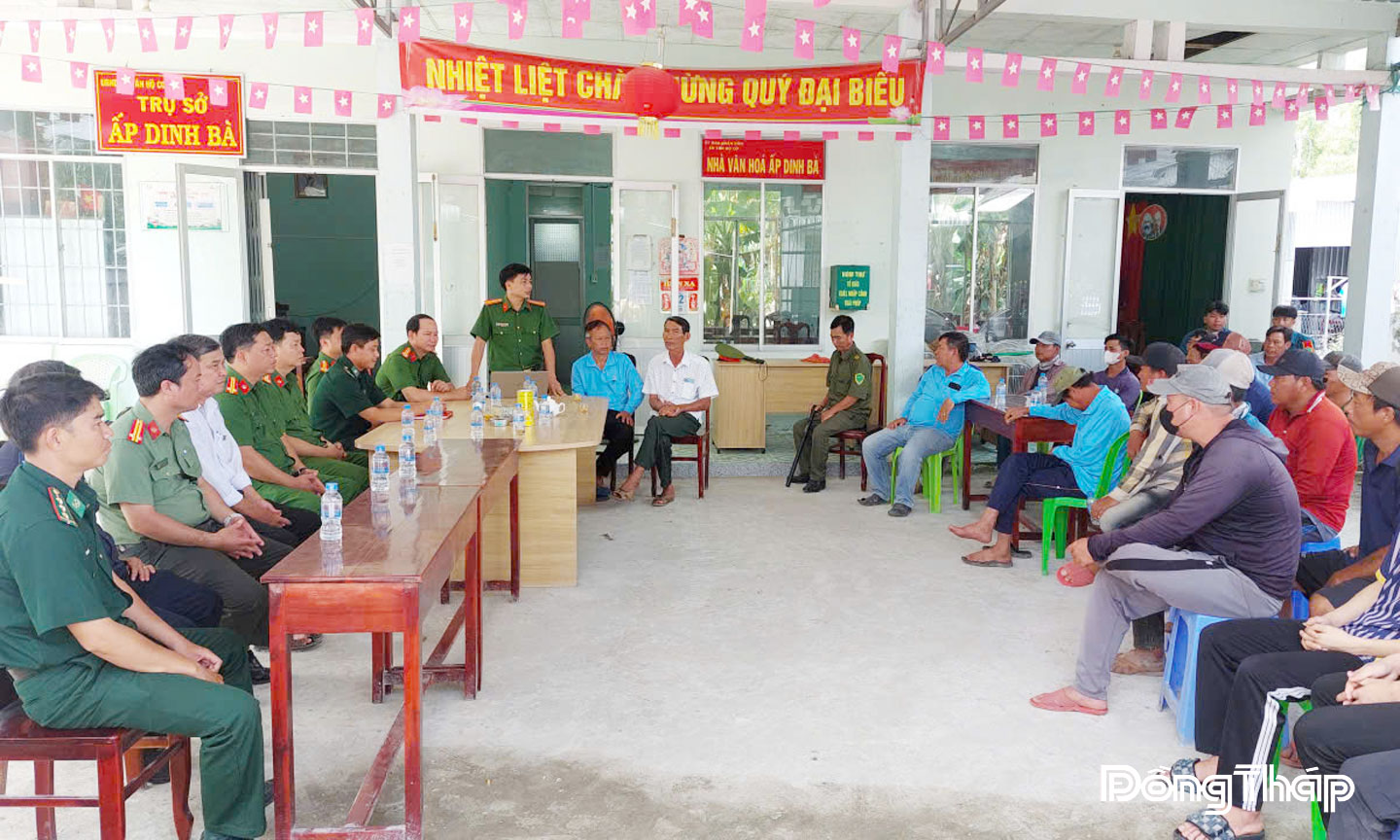 Công an xã Tân Hộ Cơ phối hợp các lực lượng chức năng tuyên truyền, phát động phong trào “Toàn dân bảo vệ an ninh Tổ quốc” ở địa phương.