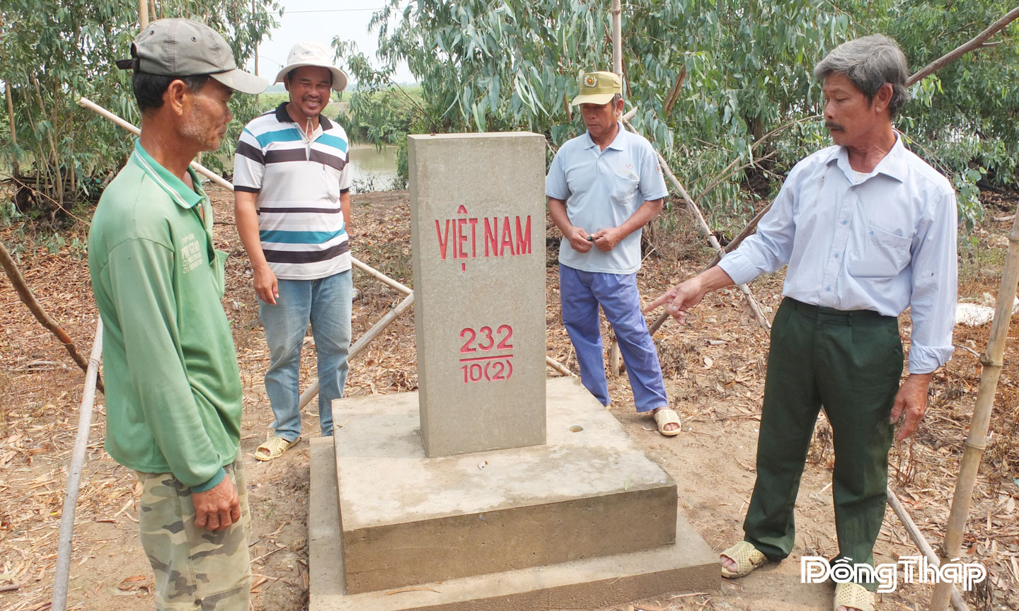 Các thành viên “Tổ tự quản đường biên, mốc quốc giới và an ninh trật tự khu vực biên giới” ấp Cả Găng, xã Tân Hộ Cơ kiểm tra cột mốc khu vực biên giới.