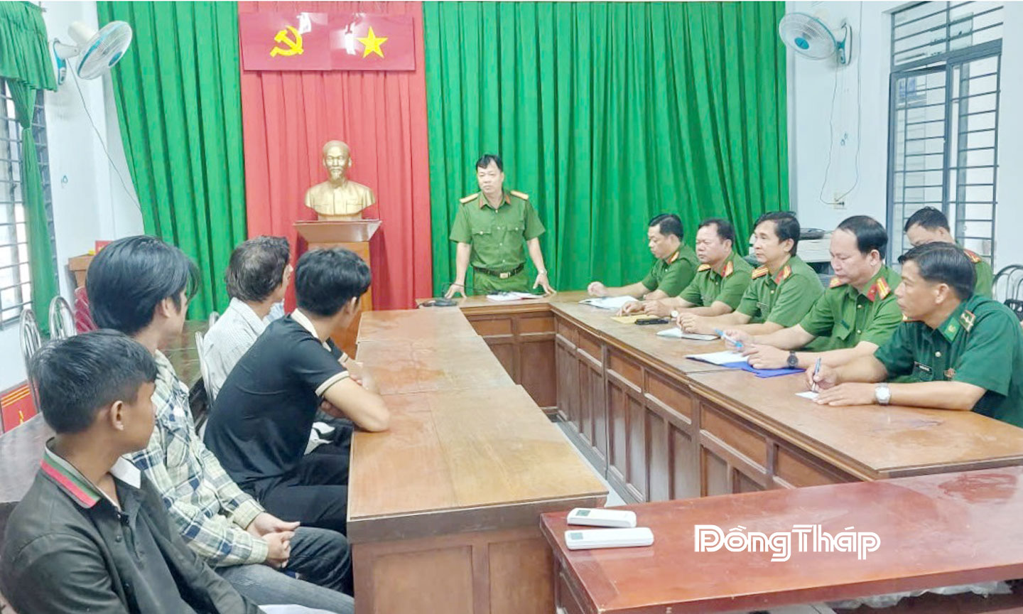 Lực lượng Công an phối hợp giáo dục, răn đe các đối tượng được quản lý ở địa phương.