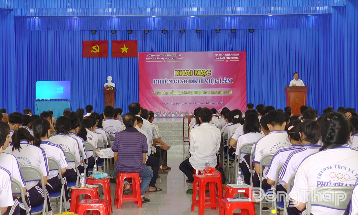   Ông Nguyễn Phú Hiếu, Giám đốc Trung tâm Dịch vụ việc làm tỉnh Đồng Tháp phát biểu tại phiên giao dịch việc làm.