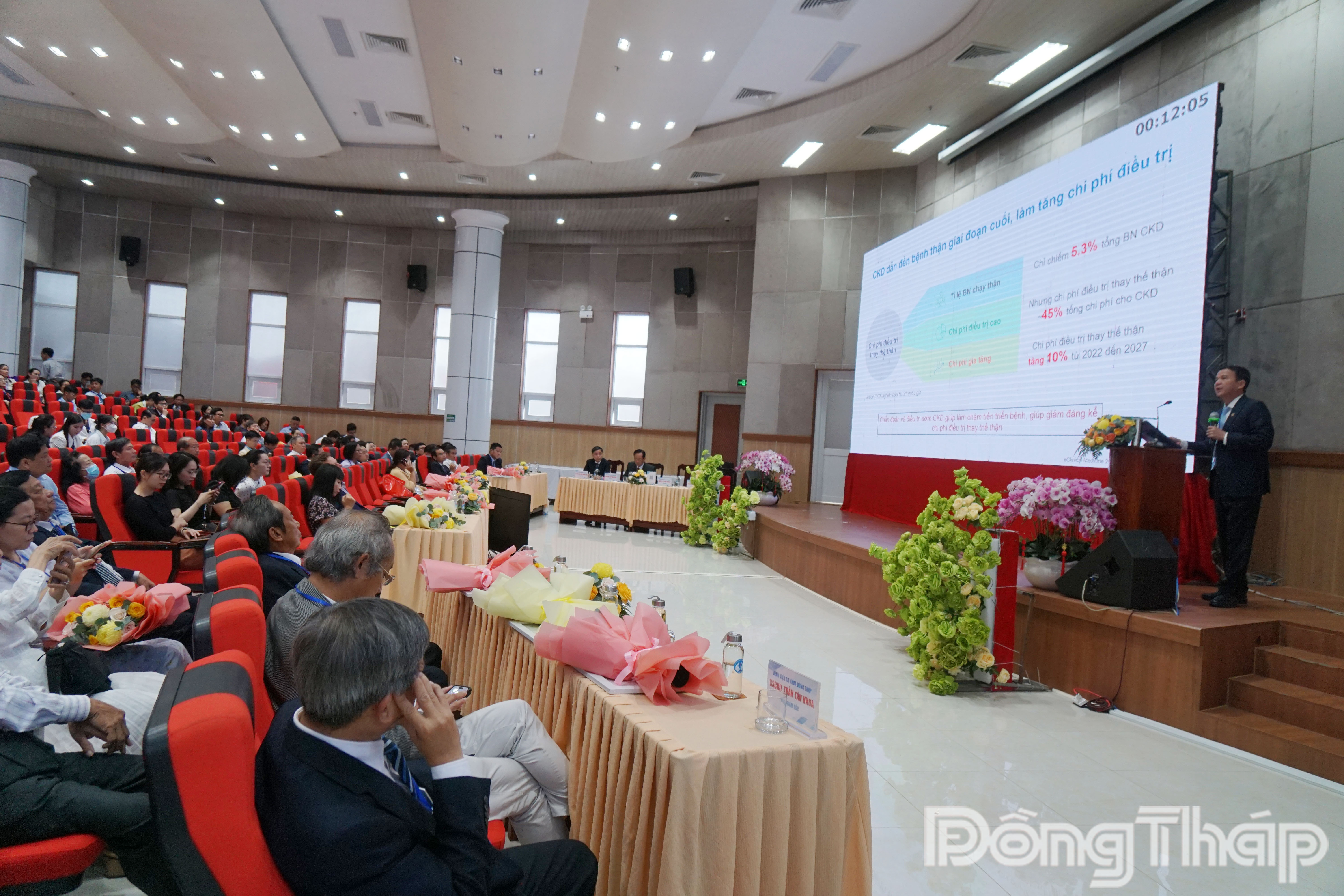 PGS.TS Lê Đình Thanh – Giám đốc Bệnh viện Thống Nhất TP. HCM trình bày tham luận tại hội nghị