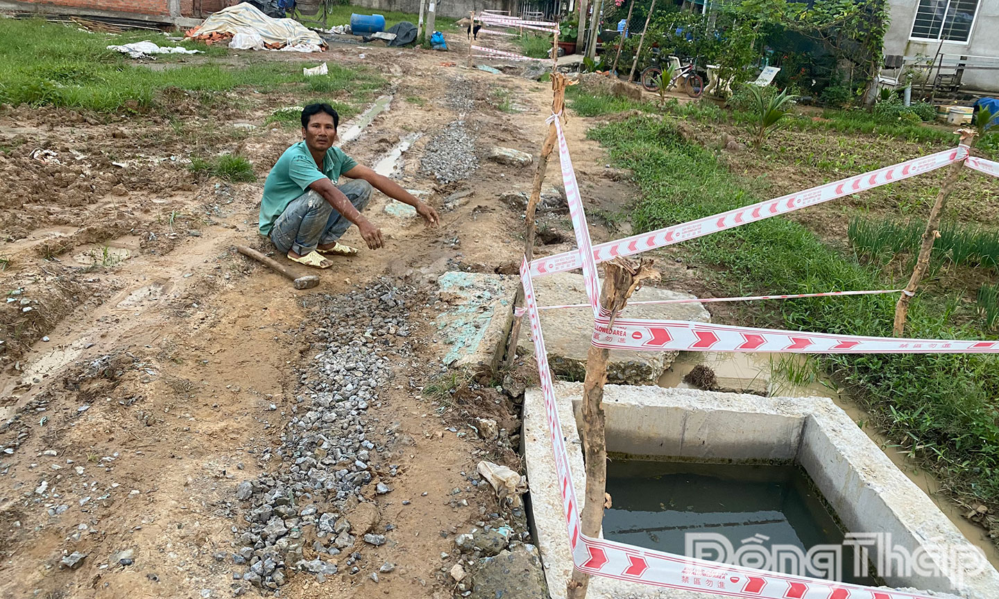 Người dặm vá một số chỗ trên đường để bớt sinh lầy.