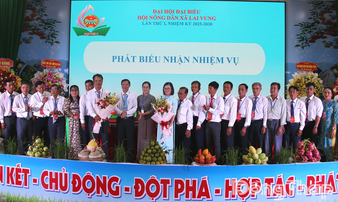 Đại diện lãnh đạo Hội Nông dân tỉnh và lãnh đạo Đảng ủy, UBND xã Lai Vung tặng hoa chúc mừng đại hội.