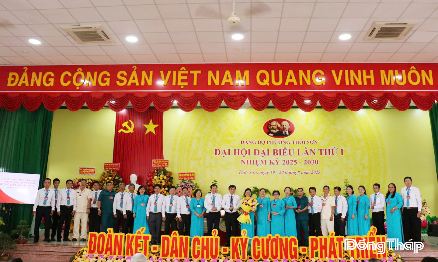 Đồng chí Nguyễn Văn Mười, Trưởng Ban Tổ chức Tỉnh ủy Đồng Tháp tặng hoa chúc mừng Ban Chấp hành Đảng bộ phường Thới Sơn nhiệm kỳ mới.