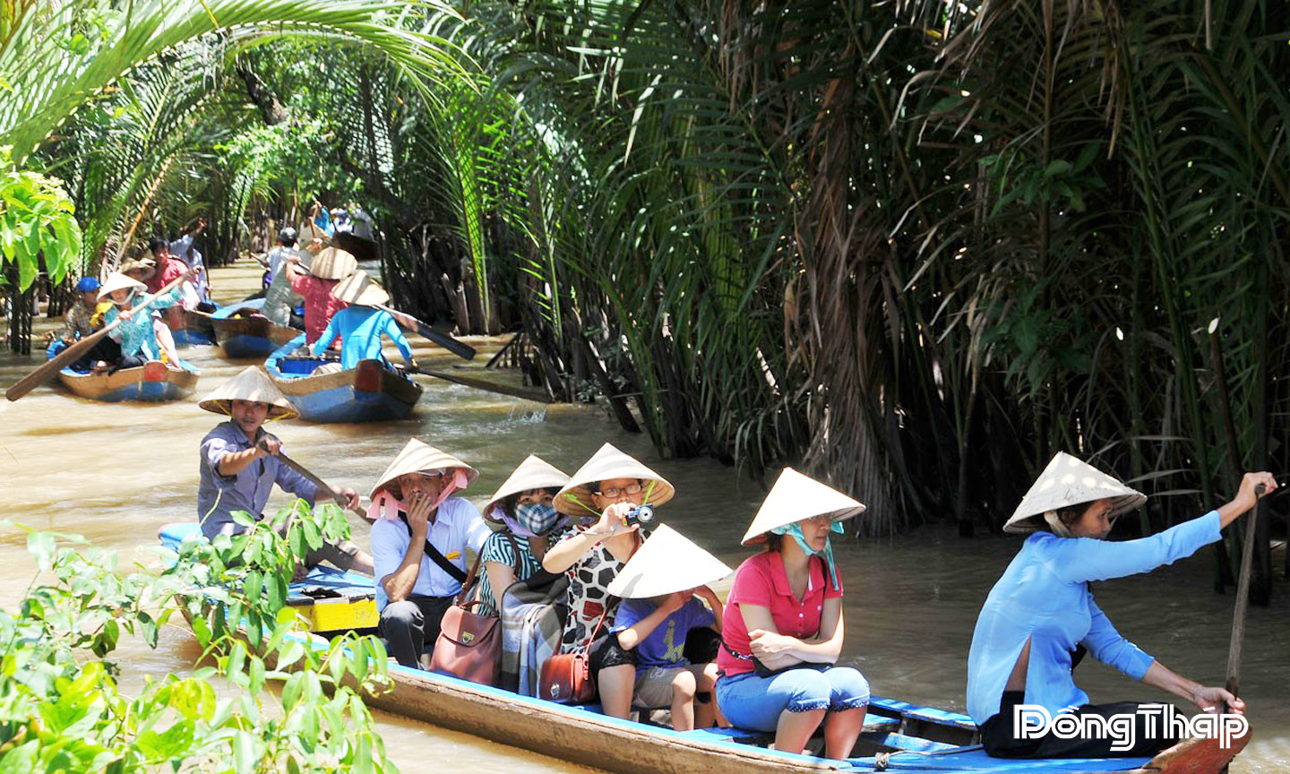 Du khách ngồi đò chèo tham quan, du lịch cù lao Thới Sơn. Ảnh: CAO LẬP ĐỨC